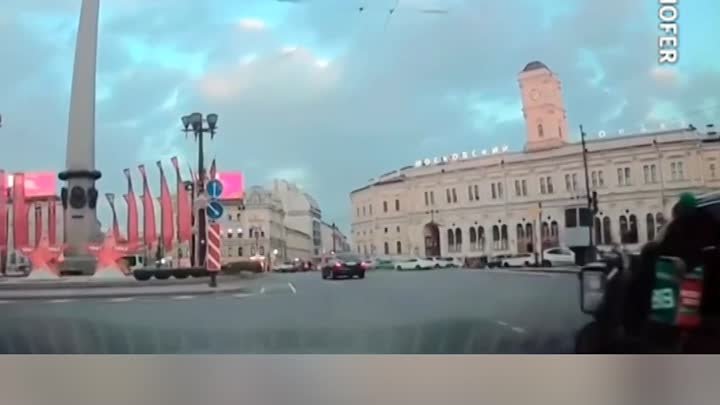 Доставщик-лихач протаранил машину на центральной площади Петербурга