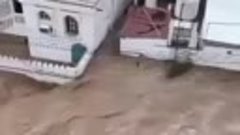 В Арабские страны нахлынули страшные наводнения. 
