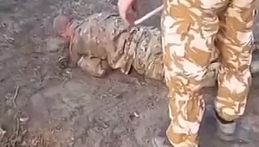 Кадыровец забивает палкой кадрового военного рф. Учат бородатых любить
