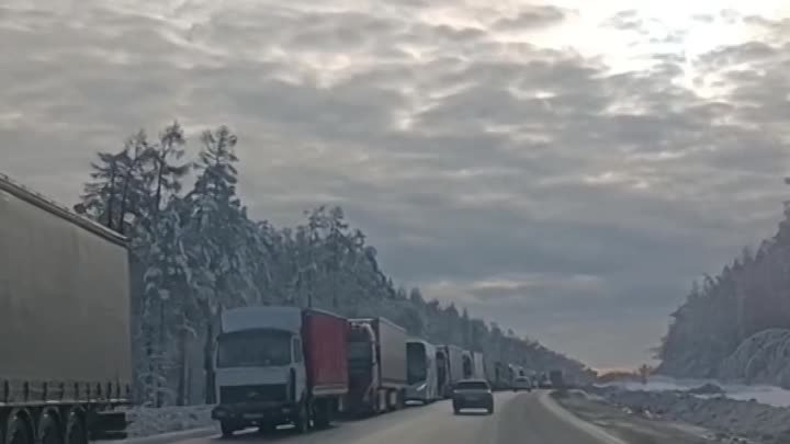 Фуры вторые сутки стоят в огромных пробках на трассе в сторону Ревды ...