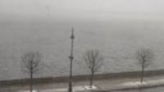 Снегопады также обрушились на Петербург