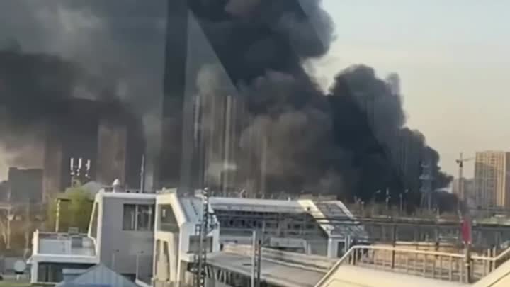 Сильный пожар на востоке Москвы