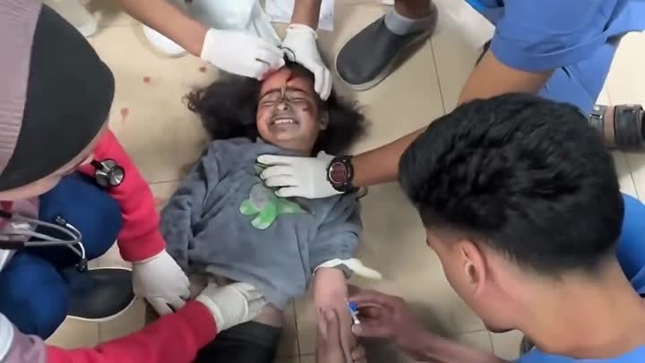 Pаненные поступают в больницу мучеников Аль-Акса после сильных авиау ...