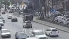 В стельку пьяный мужчина упал под машину в Южно-Сахалинске