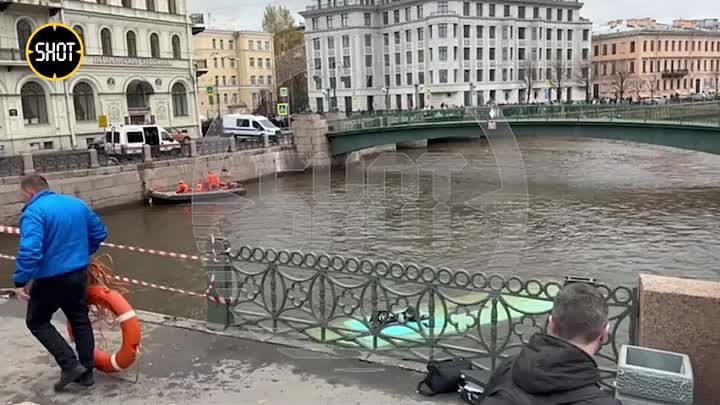 Питер. Пассажирский автобус с людьми упал в реку