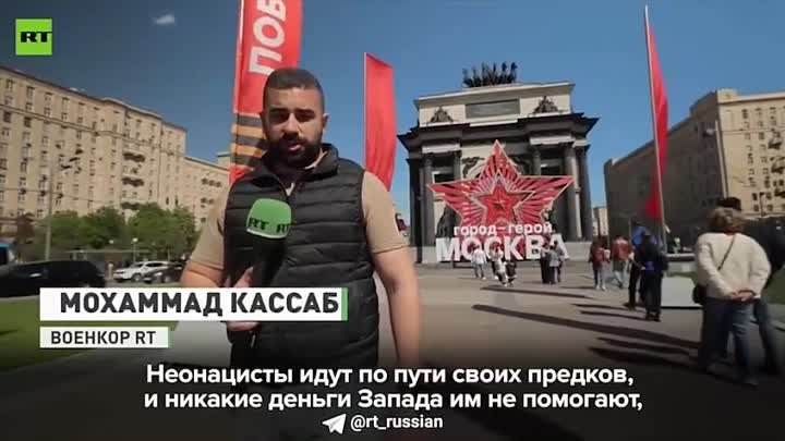 Толпы людей на Поклонной горе в Москве фотографируют подбитую военну ...