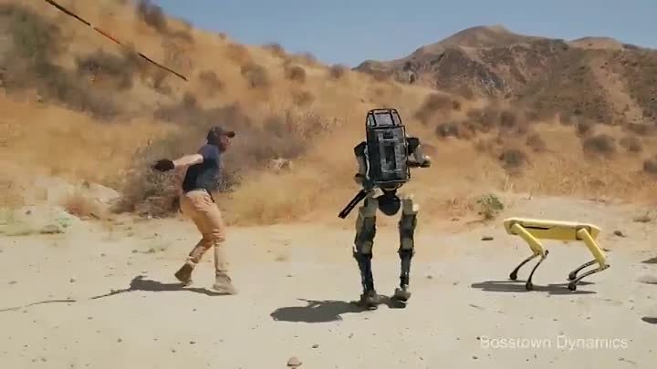 Робот из НАСА нападает на человека