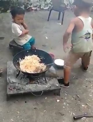 2 брата готовят еду