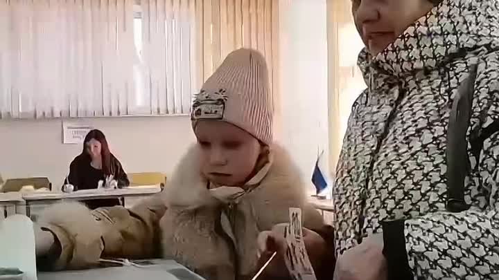 Жители Хабаровского края идут на выборы Президента РФ вместе с детьми