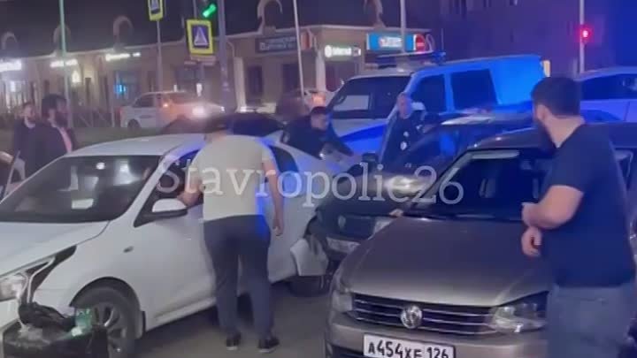 🚓😱 В Минводах водитель иномарки уходя от погони протаранил припарк ...