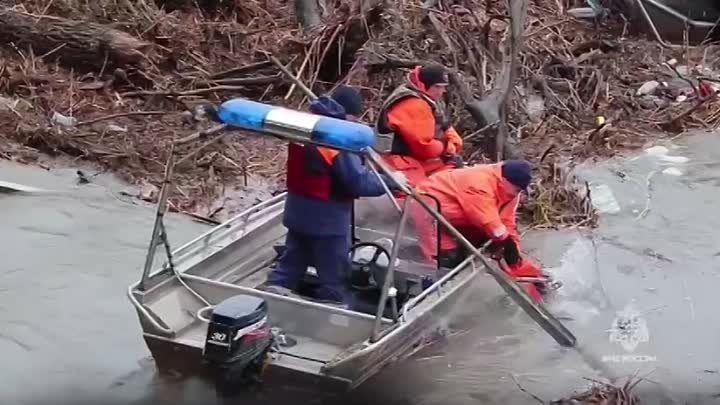 Спасатели работают в затопленных регионах