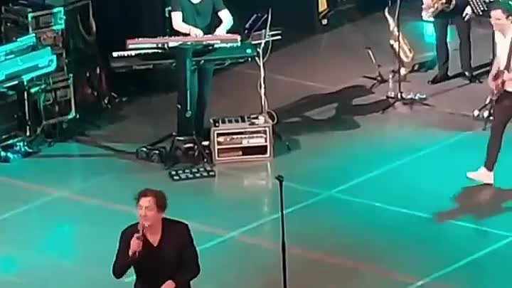 Лепс выбил телефон из рук фанатки во время концерта