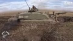 В Сети набирает популярность видео с утонувшим в грязи  танк...