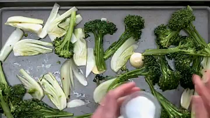 Салат из жареных овощей и белой фасоли