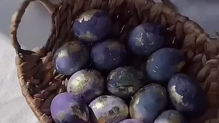 Красим пасхальные яйца натуральным способом🥚