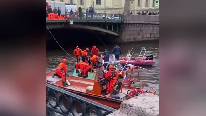 В автобусе, который упал с моста в Мойку в Петербурге, находились ок ...