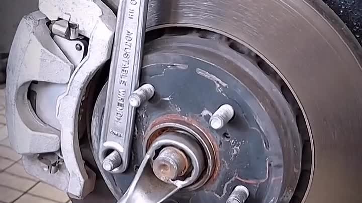 Как открутить ступичную гайку, если колесо уже снято.