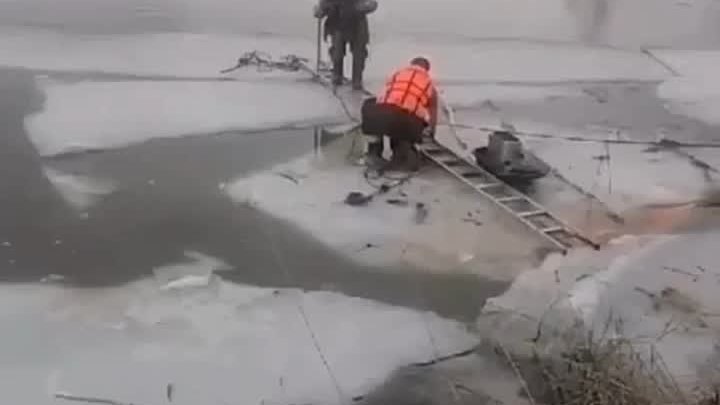 В Костромской области со льдины спасли 84-летнего рыбака