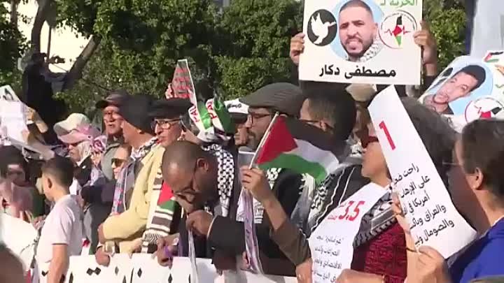 Manifestantes se reúnen frente al consulado estadounidense en Casablanca, Marruecos, para expresar su solidaridad con el pueblo palestino.