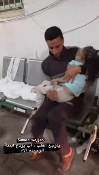 Un padre desconsolado se despide de su única hija, que fue brutalmente asesinada por un bombardeo #israelí en Rafah, en el sur de Gaza.