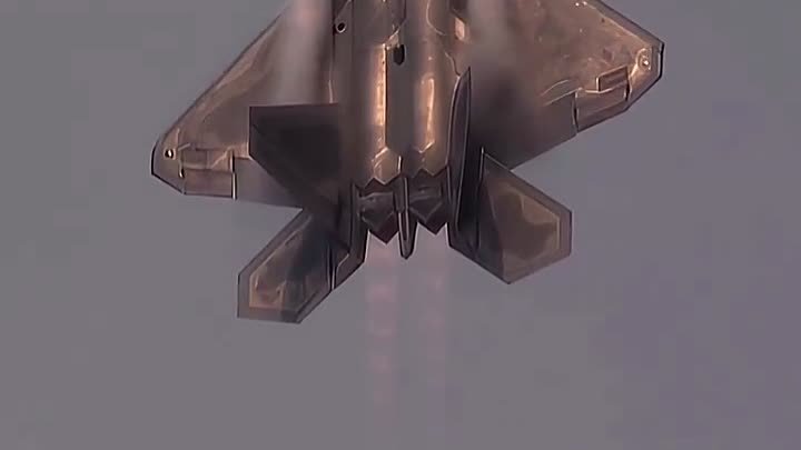 Военный истребитель F-22 «превращается» в облако