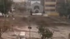 Мощные потоки воды сносят машины на улицах Ла-Паса