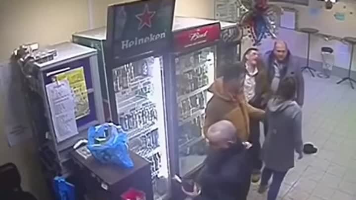 Продавщица вырубила мужика одним ударом, хук в челюсть.