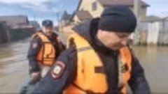 В Оренбурге полицейские помогли забрать документы из затопле...