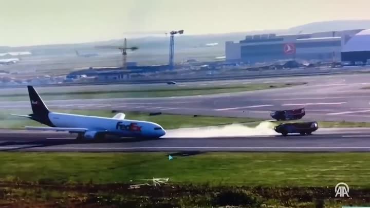 В Стамбуле грузовой Boeing 767 приземлился на фюзеляж