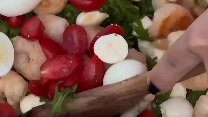 Салат с креветками и рукколой