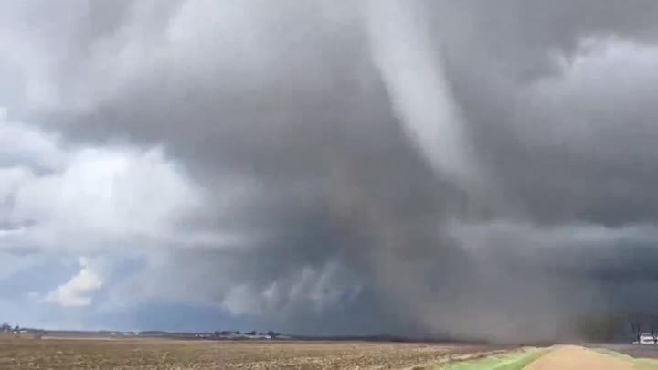 Близкая съемка торнадо в штате Айова (США, 16 апреля 2024)