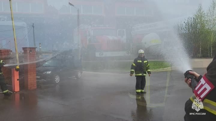 сотрудники Костромского пожарно-спасательного гарнизона проводили на ...