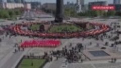 300-метровую Георгиевскую ленту развернули в Москве на Покло...