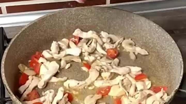 Паста из картофеля с курицей и грибами