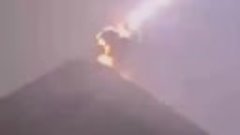 Молния ударила в извергающийся вулкан Фуэго в Гватемале