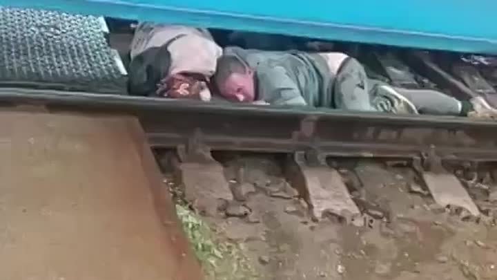 Хотели пролезть под поездом