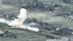 БТР-82 возвращается после высадки десанта под огнём ВСУ в ра...