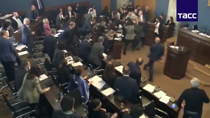 Депутаты парламента Грузии подрались во время обсуждения законопроек ...