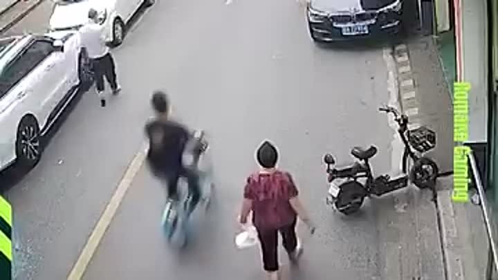 Осторожно велосипедист на дороге