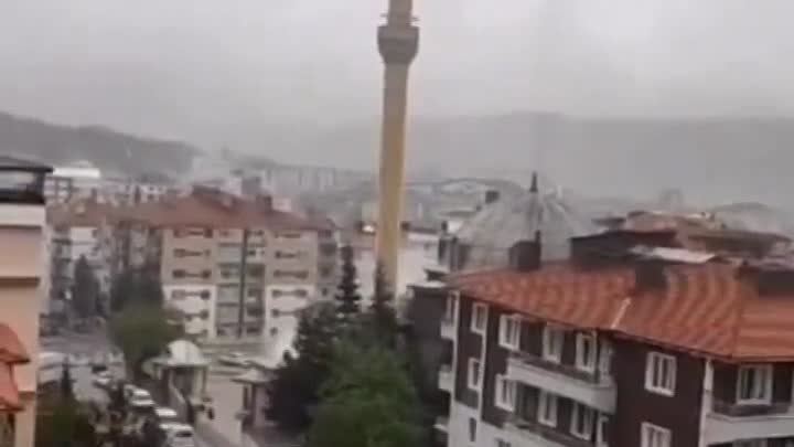 Минарет обрушился из-за сильного ветра в городе Чанкыры (Турция, 20  ...