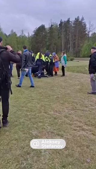 🇱🇻Шестеро латвийских полицейских жестко скрутили мужчину с цветами, слушавшего песню «Журавли» не в наушниках