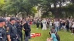 Полицаи разгоняют протесты техасских студентов в поддержку П...