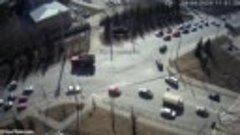 Грузовик без тормозов протаранил несколько машин в Красноярс...