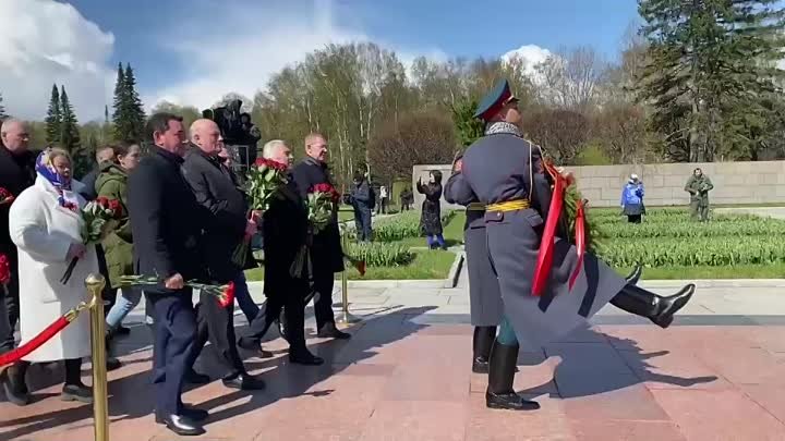 Делегация Ленобласти возложила цветы на Пискаревском кладбище