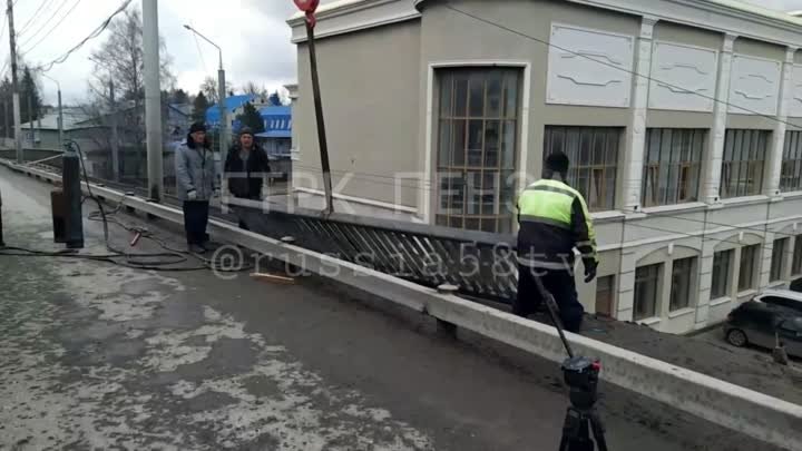 На Гагаринском путепроводе упало ограждение.