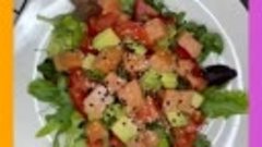 Салат с красной рыбой и авокадо