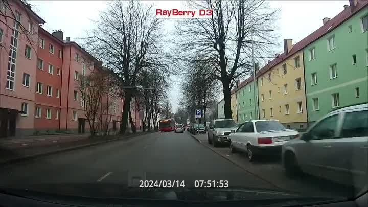 Опасное перебегание дороги на улице Павлика Морозова в Калининграде