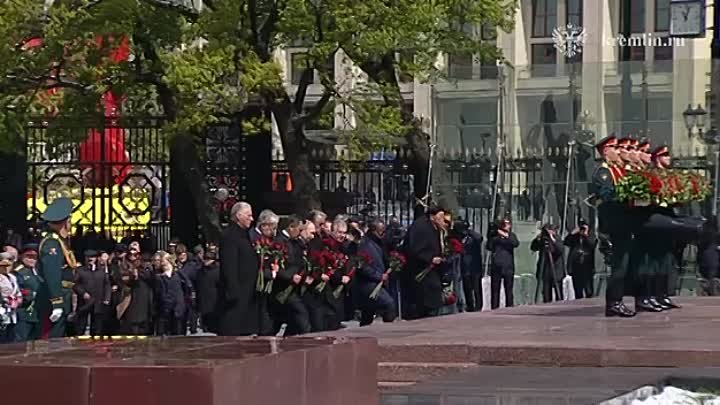 Президент России возложил цветы к Могиле Неизвестного Солдата в Алек ...