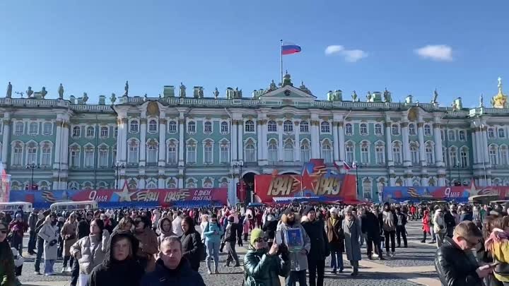 На Дворцовой площади в Петербурге продолжается праздничный концерт