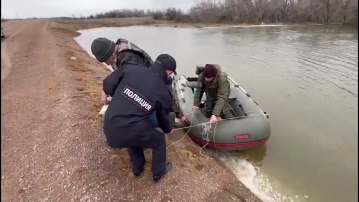 Оренбургская область_спасение пенсионера из затопленной части Новоорска